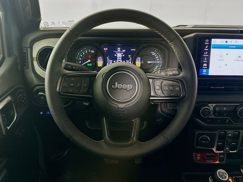 Used 2024 Jeep Wrangler Unlimited AWD/4WD image 17