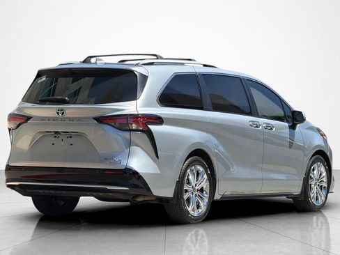 Used 2023 Toyota Sienna Platinum FWD image 5
