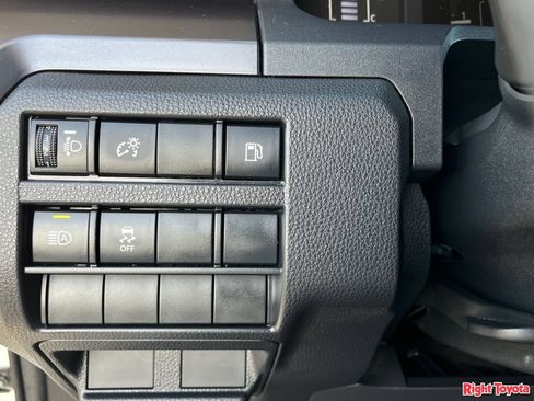 Certified 2025 Toyota 4Runner SR5 AWD/4WD image 32