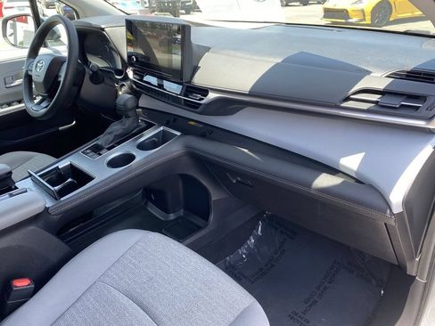 Used 2025 Toyota Sienna LE FWD image 16