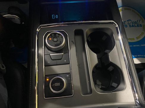 Used 2020 Ford Expedition XLT w/ Equipment Group 202A AWD/4WD image 14