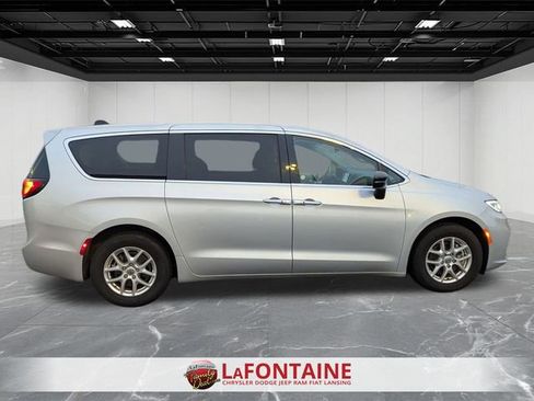 Used 2024 Chrysler Pacifica Touring-L image 6