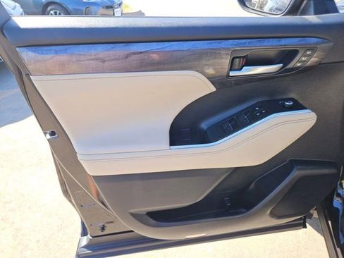 Used 2023 Toyota Highlander Limited image 15