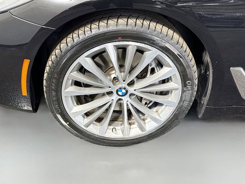 Used 2021 BMW 540i w/ Premium Package image 38