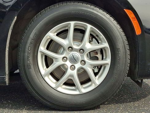 Used 2024 Chrysler Pacifica Touring-L FWD image 27