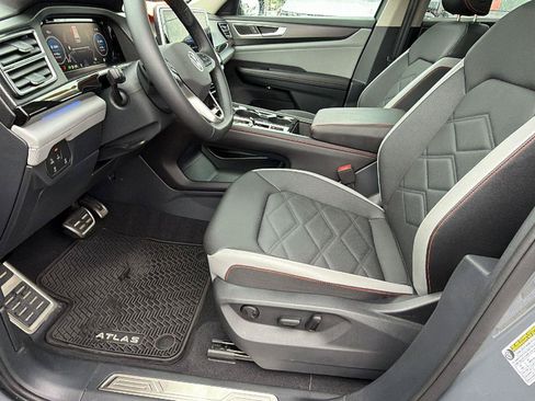 Used 2025 Volkswagen Atlas Peak Edition SE AWD/4WD image 13