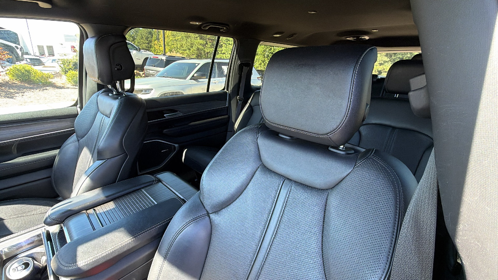 Used 2024 Jeep Wagoneer L Series II w/ Flexible Seating Group AWD/4WD image 17