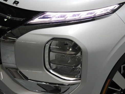 New 2025 Mitsubishi Outlander SE image 2