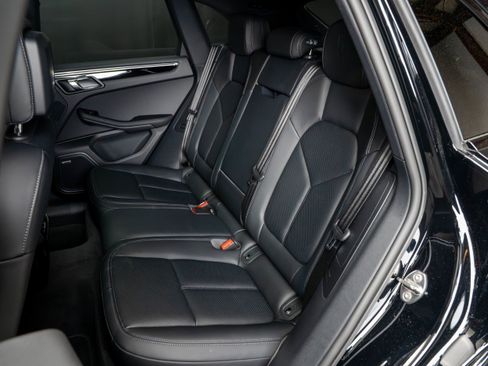 Certified 2025 Porsche Macan Turbo AWD/4WD image 40