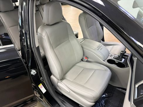 Used 2016 Toyota Highlander XLE FWD image 11