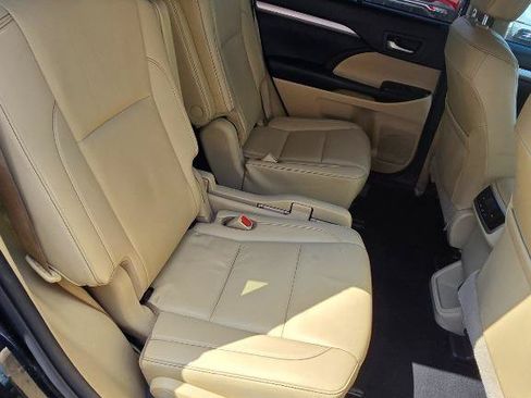 Used 2019 Toyota Highlander XLE AWD/4WD image 23