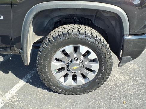 Used 2024 Chevrolet Silverado 2500 Custom w/ Custom Value Package image 8