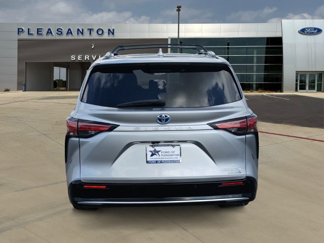 Used 2024 Toyota Sienna Platinum FWD image 4