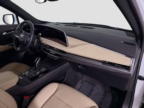 Used 2025 Cadillac XT4 Premium Luxury image 27