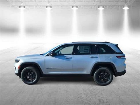 New 2025 Jeep Grand Cherokee Altitude image 5