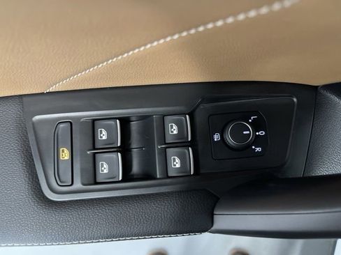 Used 2023 Volkswagen Tiguan SE w/ Panoramic Sunroof Package AWD/4WD image 34