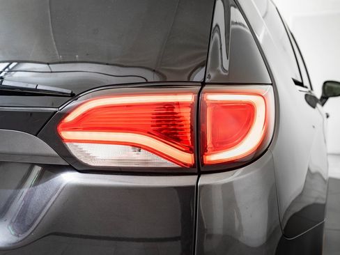 Used 2019 Chrysler Pacifica Touring-L image 9