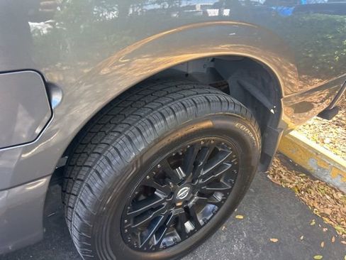 Used 2018 Nissan Titan SV w/ SV Convenience Package image 16