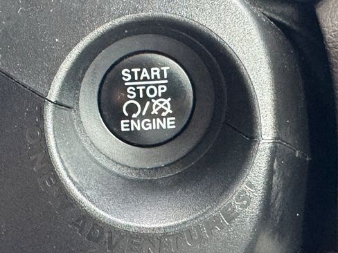 Used 2016 Jeep Renegade Latitude w/ Advanced Technology Group image 19