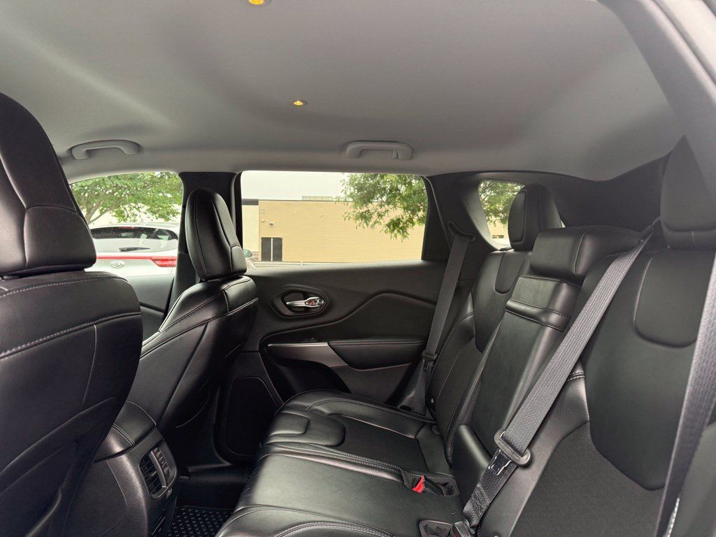 Used 2019 Jeep Cherokee Latitude Plus w/ Cold Weather Group AWD/4WD image 16