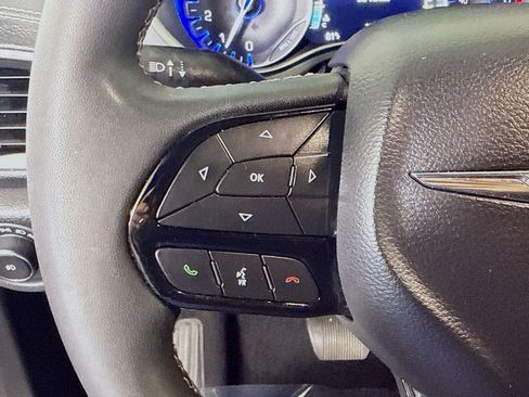 Used 2023 Chrysler Pacifica Touring FWD image 14