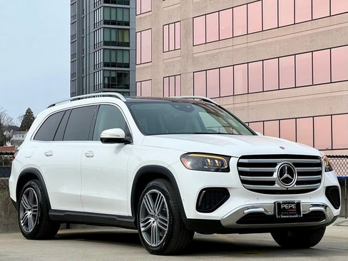 Used 2024 Mercedes-Benz GLS 450 4MATIC image 1