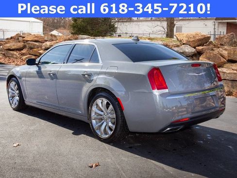 Used 2018 Chrysler 300 Touring L image 3