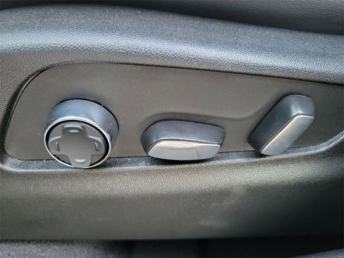 Used 2024 Cadillac XT4 Premium Luxury image 17