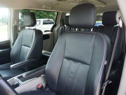 Used 2014 Chrysler Town & Country Touring FWD image 23
