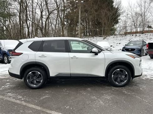 Used 2024 Nissan Rogue SV image 3