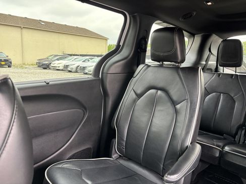 Used 2025 Chrysler Pacifica Limited FWD image 44