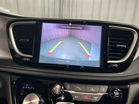 Used 2024 Chrysler Pacifica Touring-L w/ S Appearance Package image 18