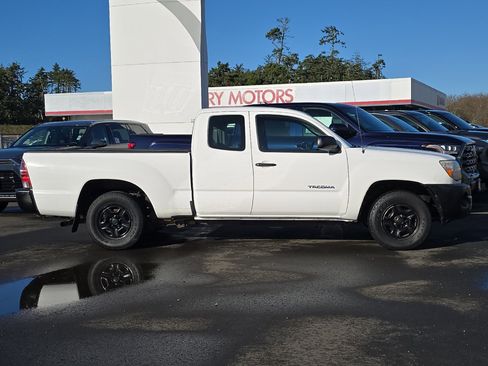Used 2011 Toyota Tacoma PreRunner image 3