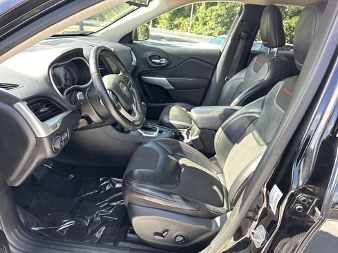 Used 2018 Jeep Cherokee Trailhawk AWD/4WD image 16