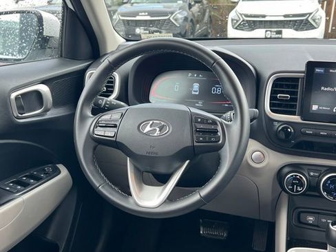 Used 2025 Hyundai Venue SEL FWD image 12