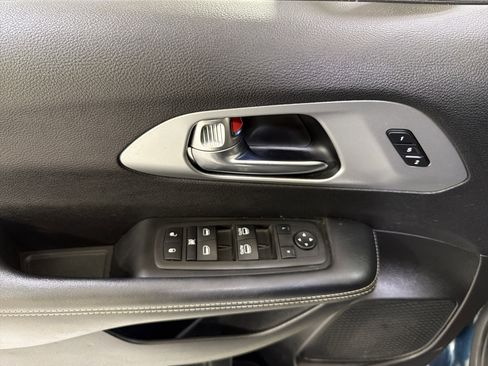 Used 2023 Chrysler Pacifica Touring-L w/ S Appearance Package image 15