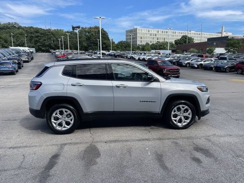 Used 2024 Jeep Compass Latitude AWD/4WD image 7
