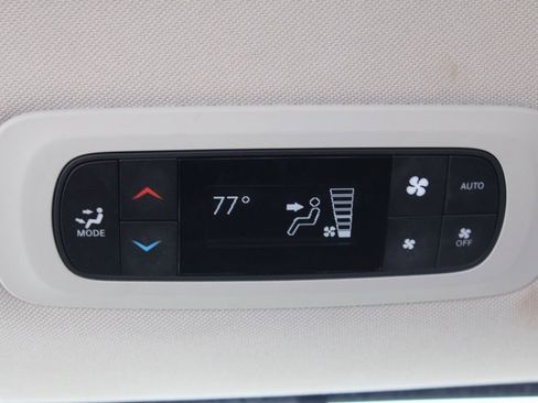 Used 2023 Chrysler Pacifica Touring-L image 28