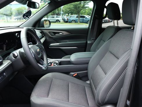 Used 2025 Chevrolet Traverse LT w/ Driver Confidence Package FWD image 9