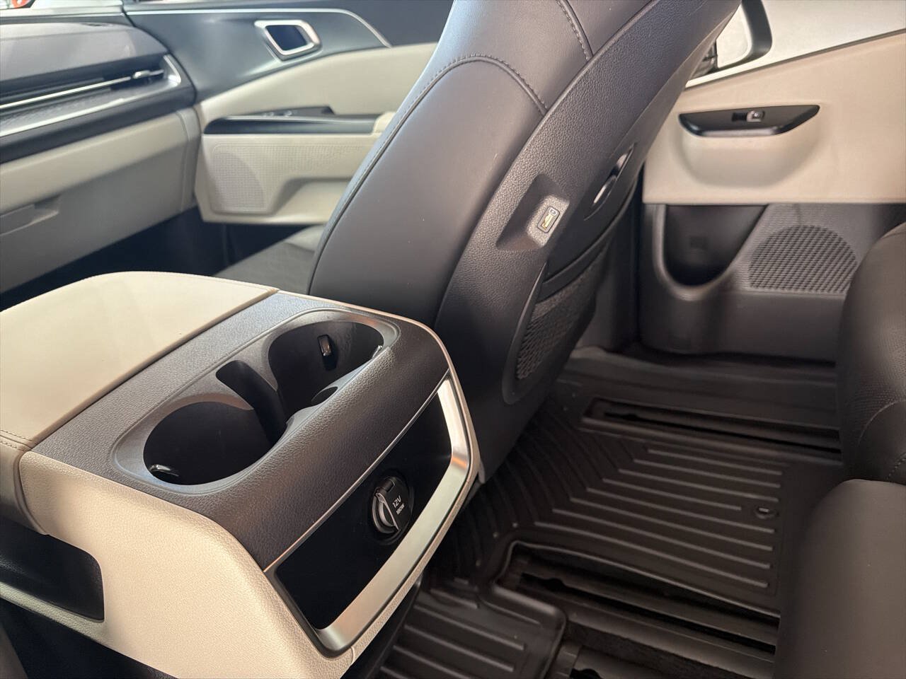 Used 2024 Kia Carnival LX FWD image 21