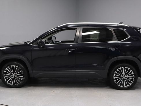 Used 2025 Volkswagen Taos SE FWD image 8