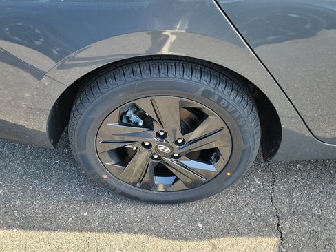 Used 2023 Hyundai Elantra Blue FWD image 37