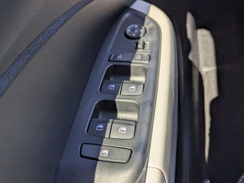Certified 2025 Hyundai Venue SEL FWD image 23