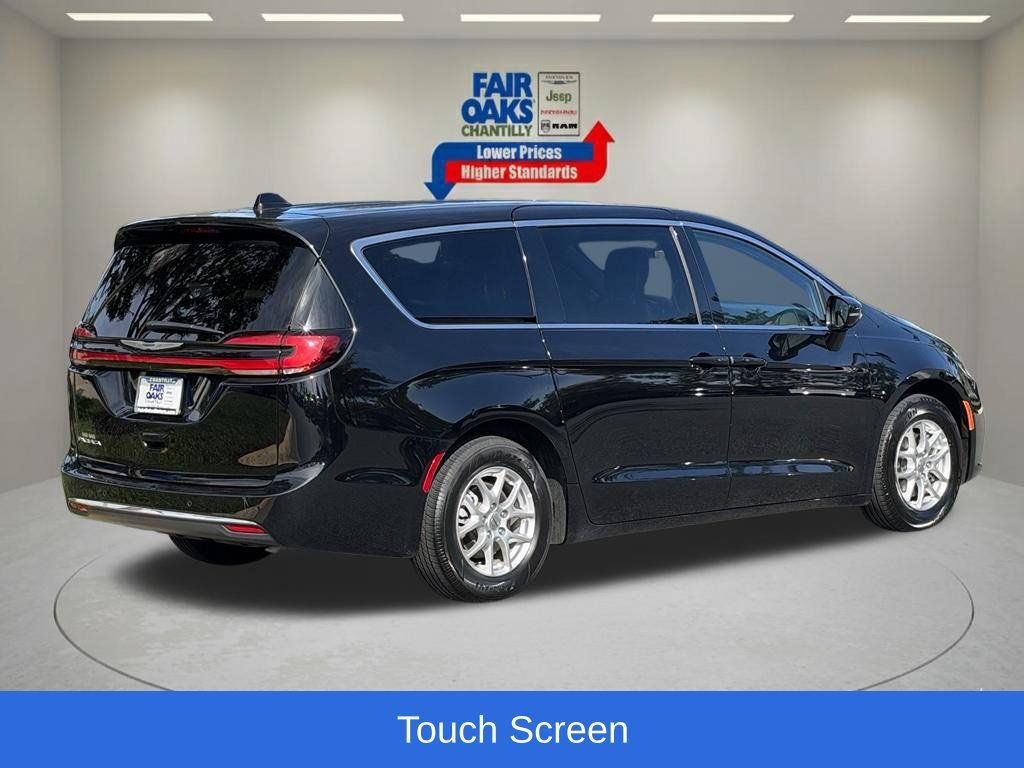 Used 2025 Chrysler Pacifica Select FWD image 8