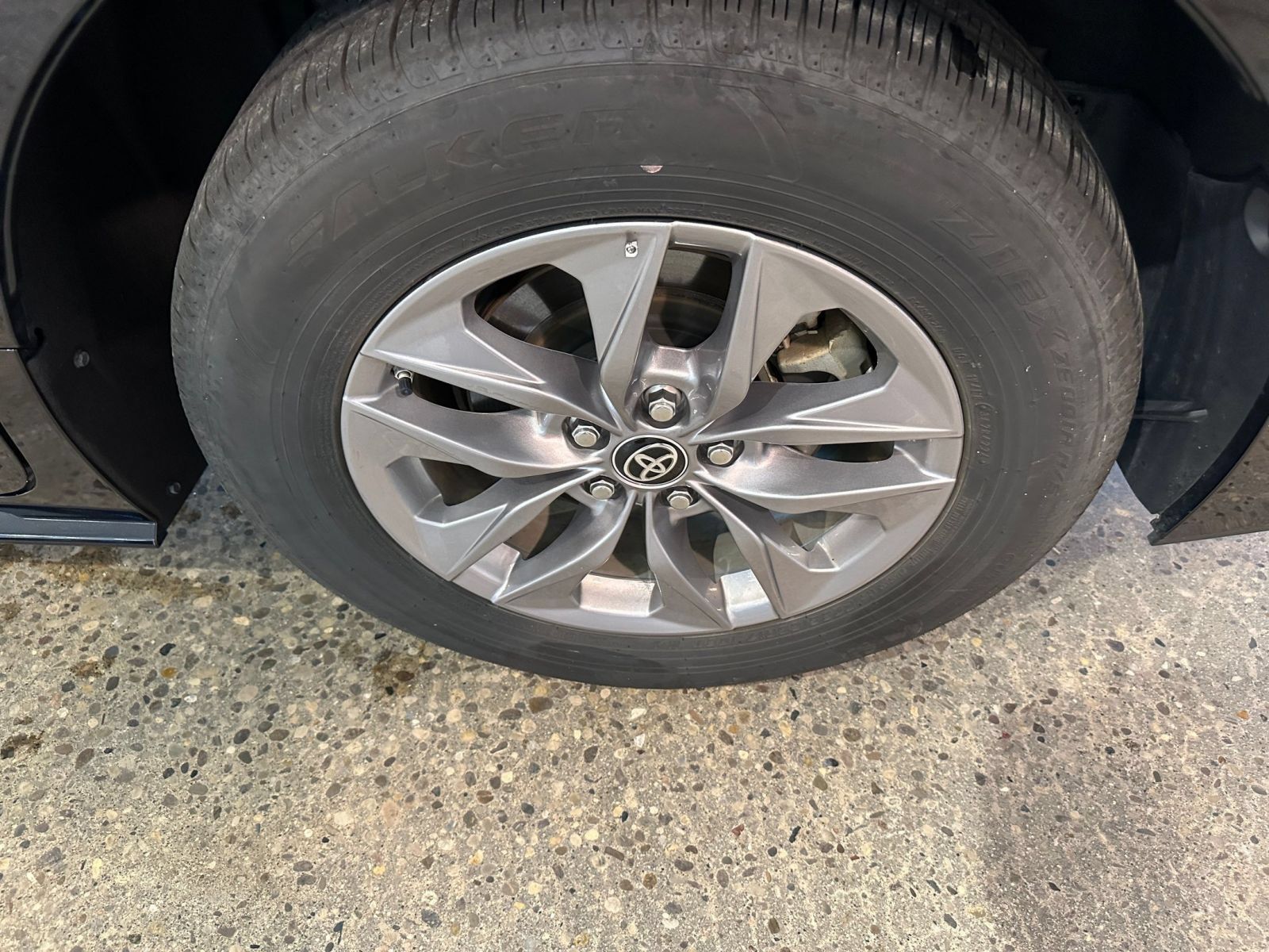 Used 2025 Toyota Sienna XLE FWD image 32