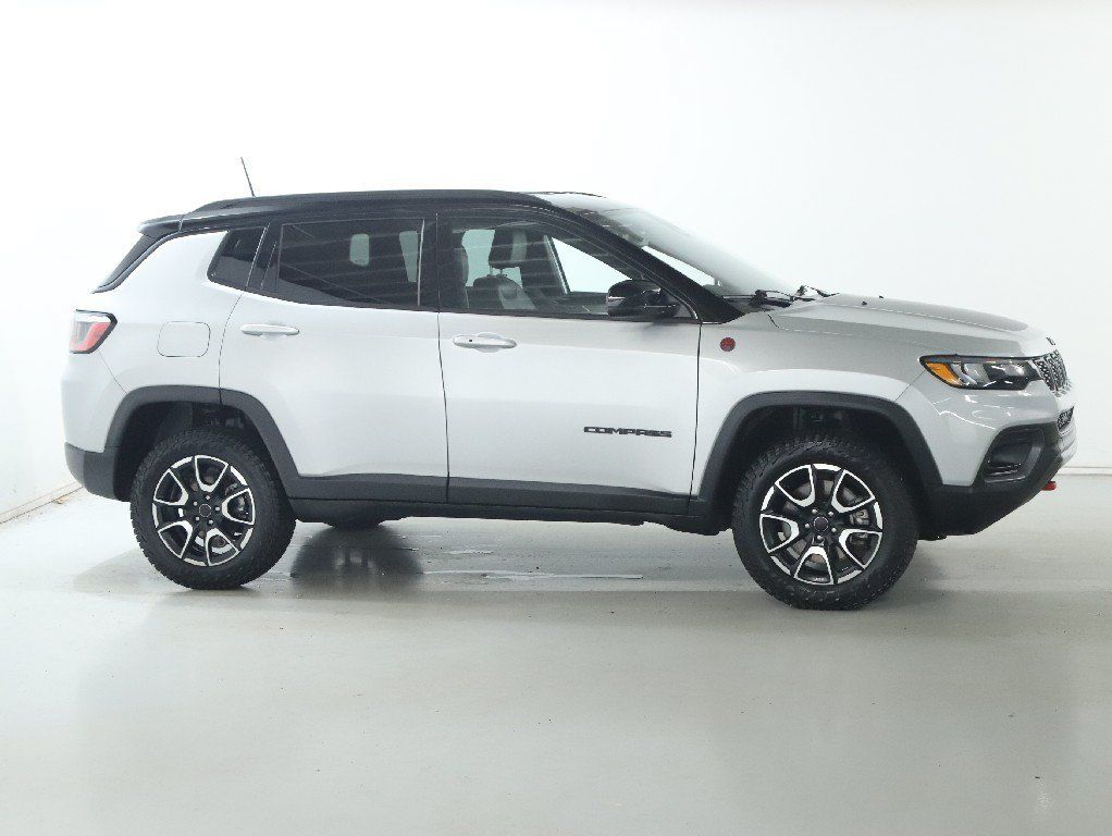 Used 2025 Jeep Compass Trailhawk AWD/4WD image 11