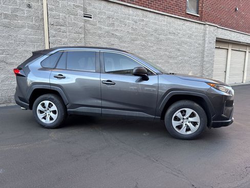Used 2020 Toyota RAV4 LE FWD image 2