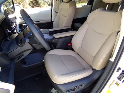 Used 2024 Toyota Sienna XLE image 23