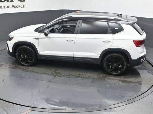 Used 2023 Volkswagen Taos SE w/ Panoramic Sunroof Package FWD image 44