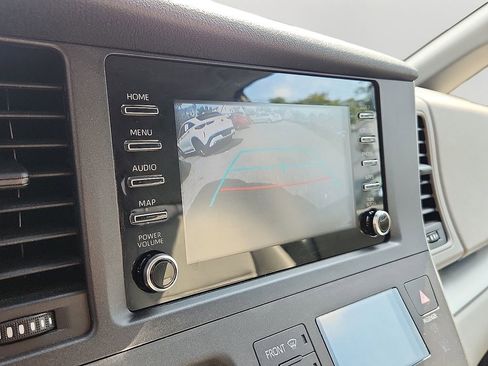Used 2020 Toyota Sienna L image 18